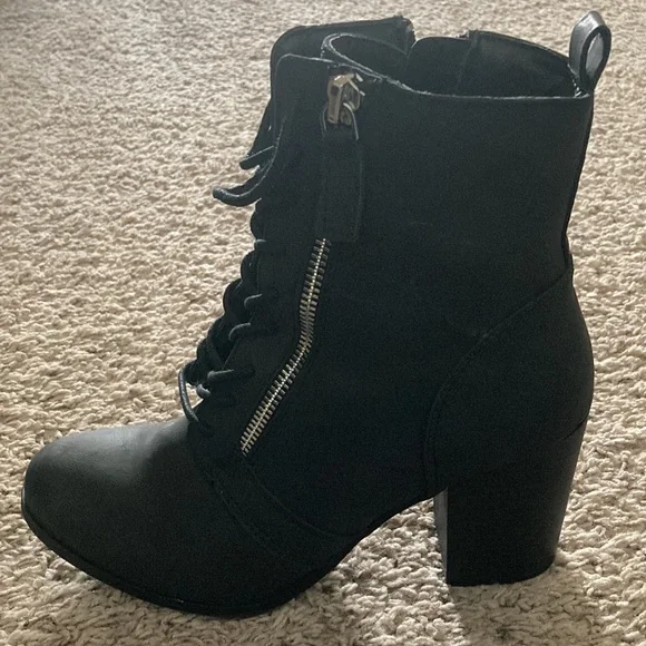 Black lace up boots - Picture 6 of 7